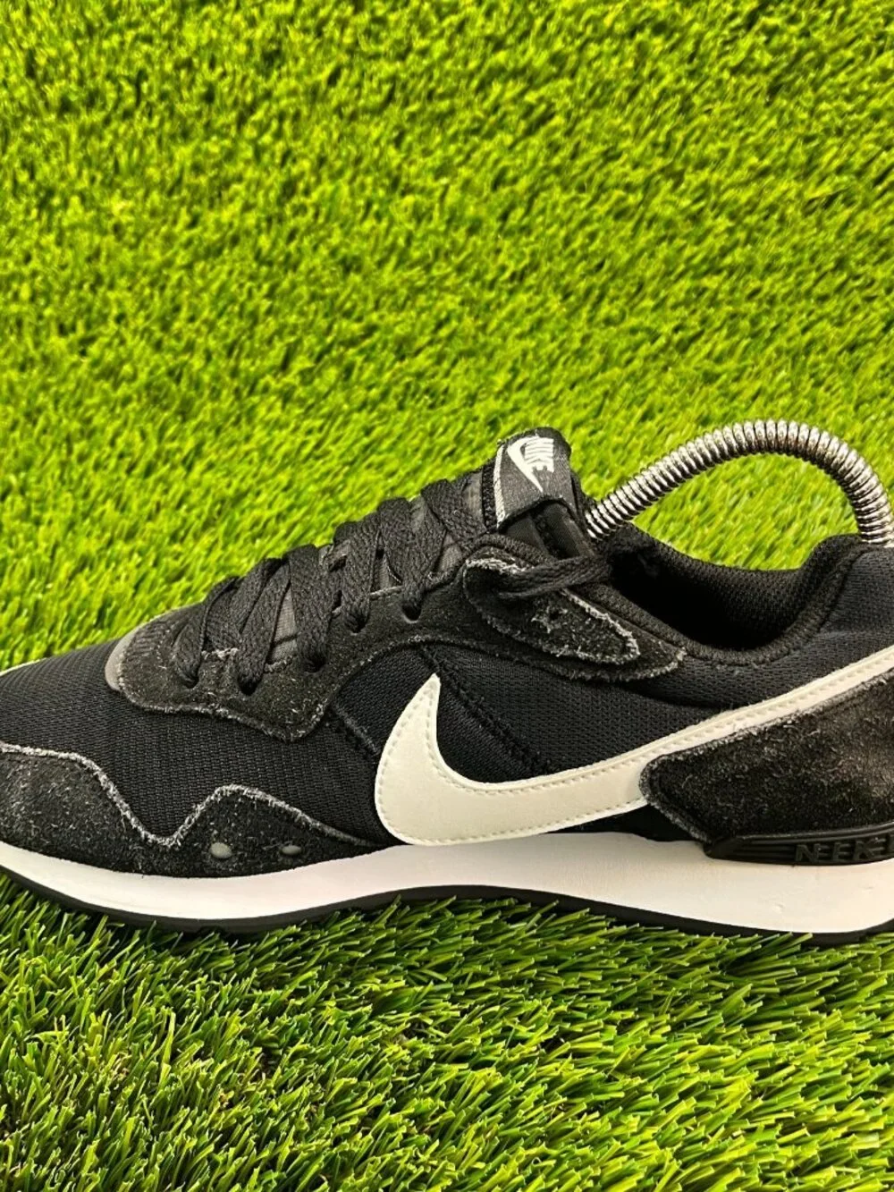 Nike Venture Runner Women Size 9 Black White Athletic Running Shoes Sneakers‎